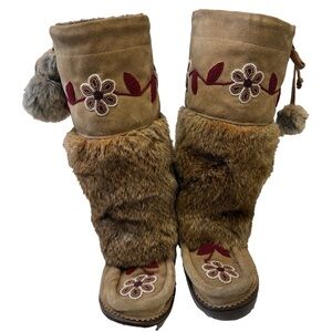 Manitobah Mukluks Women's Tall Métis Mukluks Oak Rabbit Fur Vibram Sole Size 6